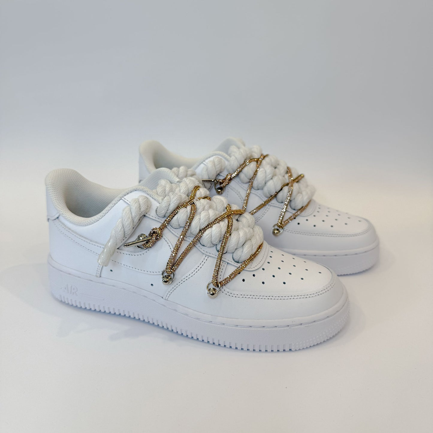 Pár custom Nike Air Force 1 Low White Double Rope Laces White Gold – ručne upravené tenisky s luxusnými bielo-zlatými rope šnúrkami.