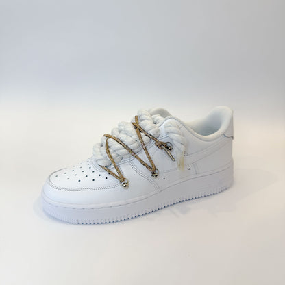 Pohľad na Nike Air Force 1 Low White Double Rope Laces White Gold – detail bieleho zvršku s prémiovými custom šnúrkami.