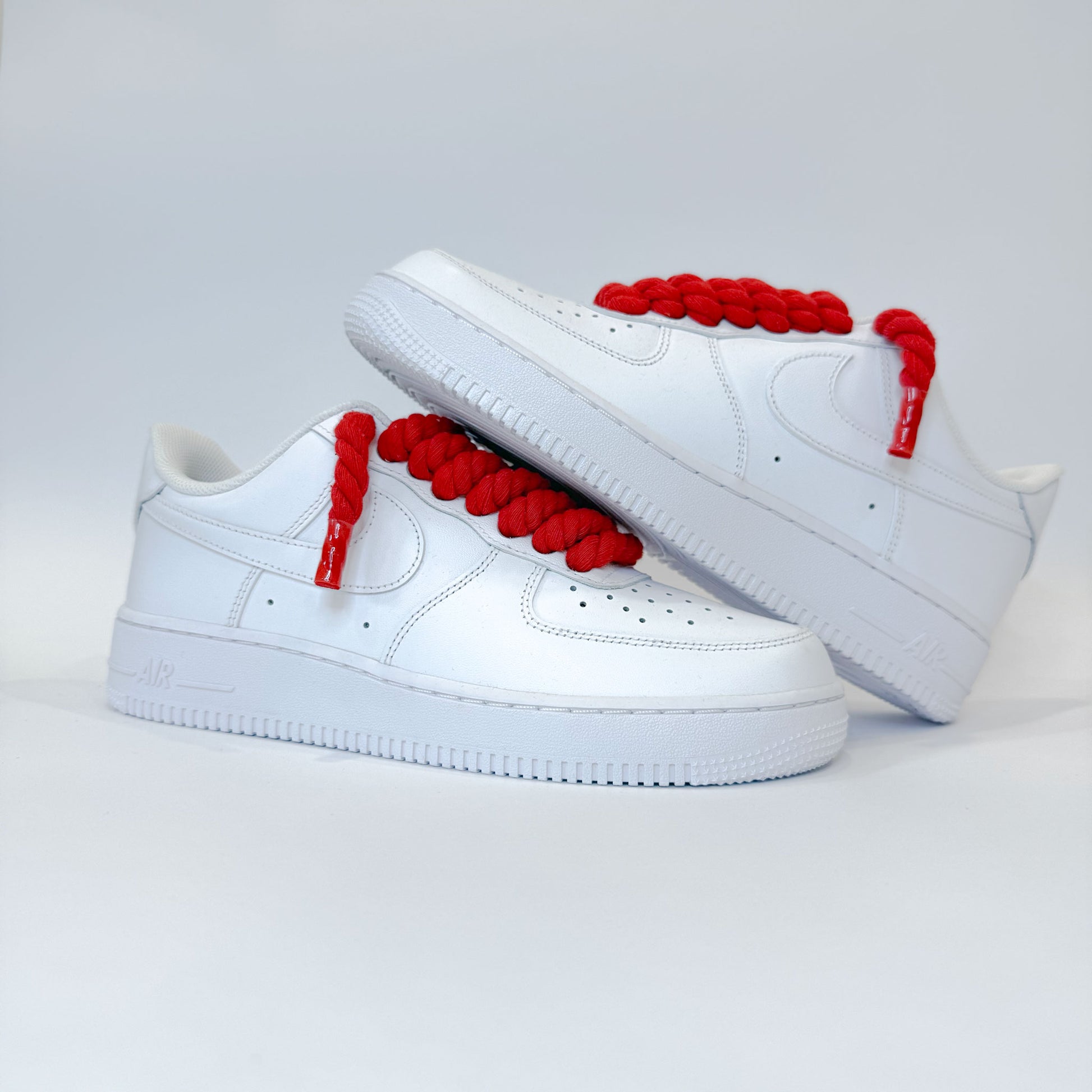 Nike Air Force 1 Low White – Red Rope Laces z boku – čistý biely dizajn doplnený o prémiové červené rope šnúrky