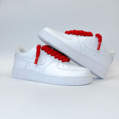 Nike Air Force 1 Low White – Red Rope Laces z boku – čistý biely dizajn doplnený o prémiové červené rope šnúrky