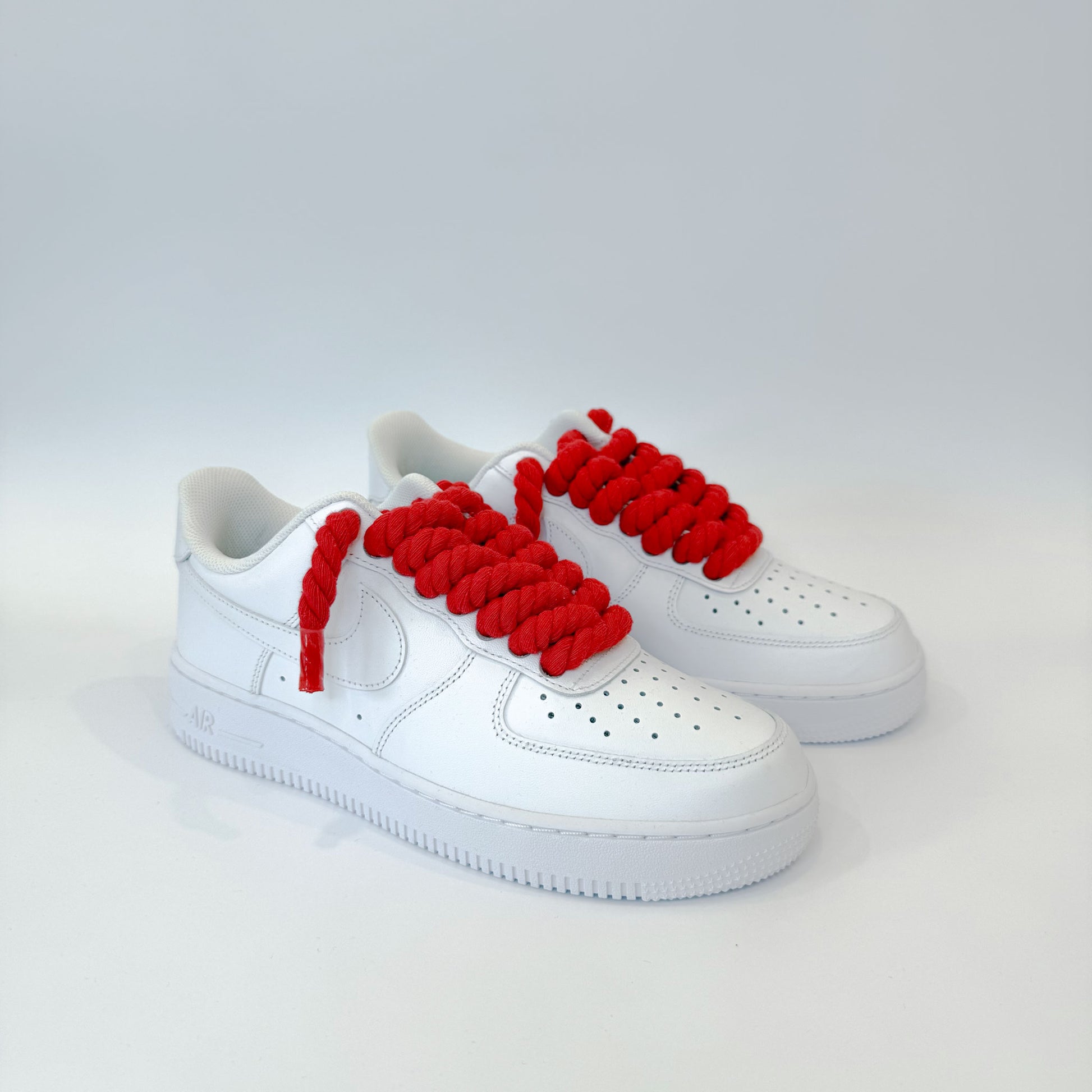 Pár custom Nike Air Force 1 Low White – biele tenisky s kontrastnými červenými rope šnúrkami v streetwear štýle