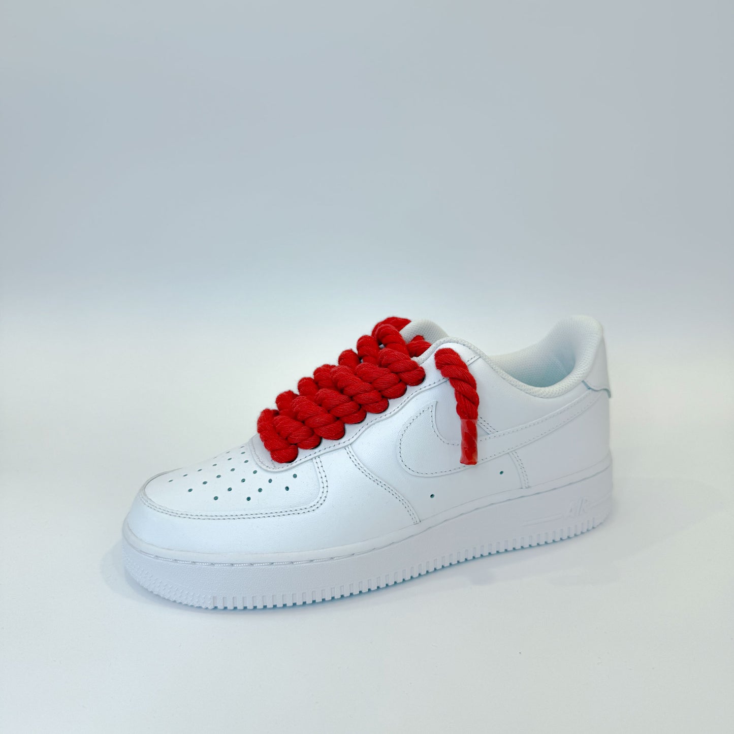 Zadný pohľad na Nike Air Force 1 Low White – detail bielej kože a custom červených rope šnúrok