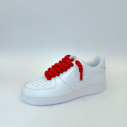 Zadný pohľad na Nike Air Force 1 Low White – detail bielej kože a custom červených rope šnúrok