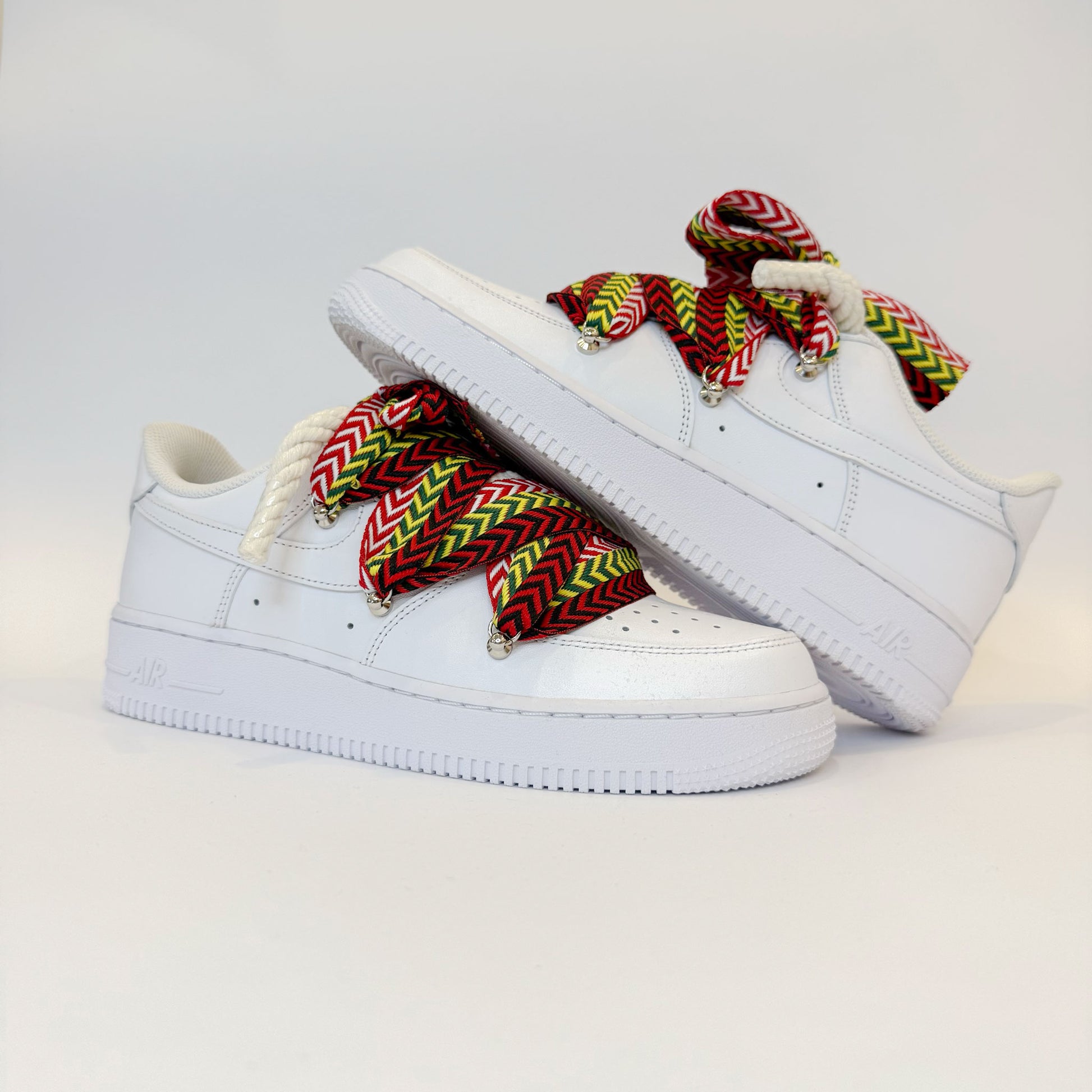 Nike Air Force 1 White Lanvin Rope Laces Multicolor z boku – detail farebných šnúrok a minimalistického bieleho dizajnu.