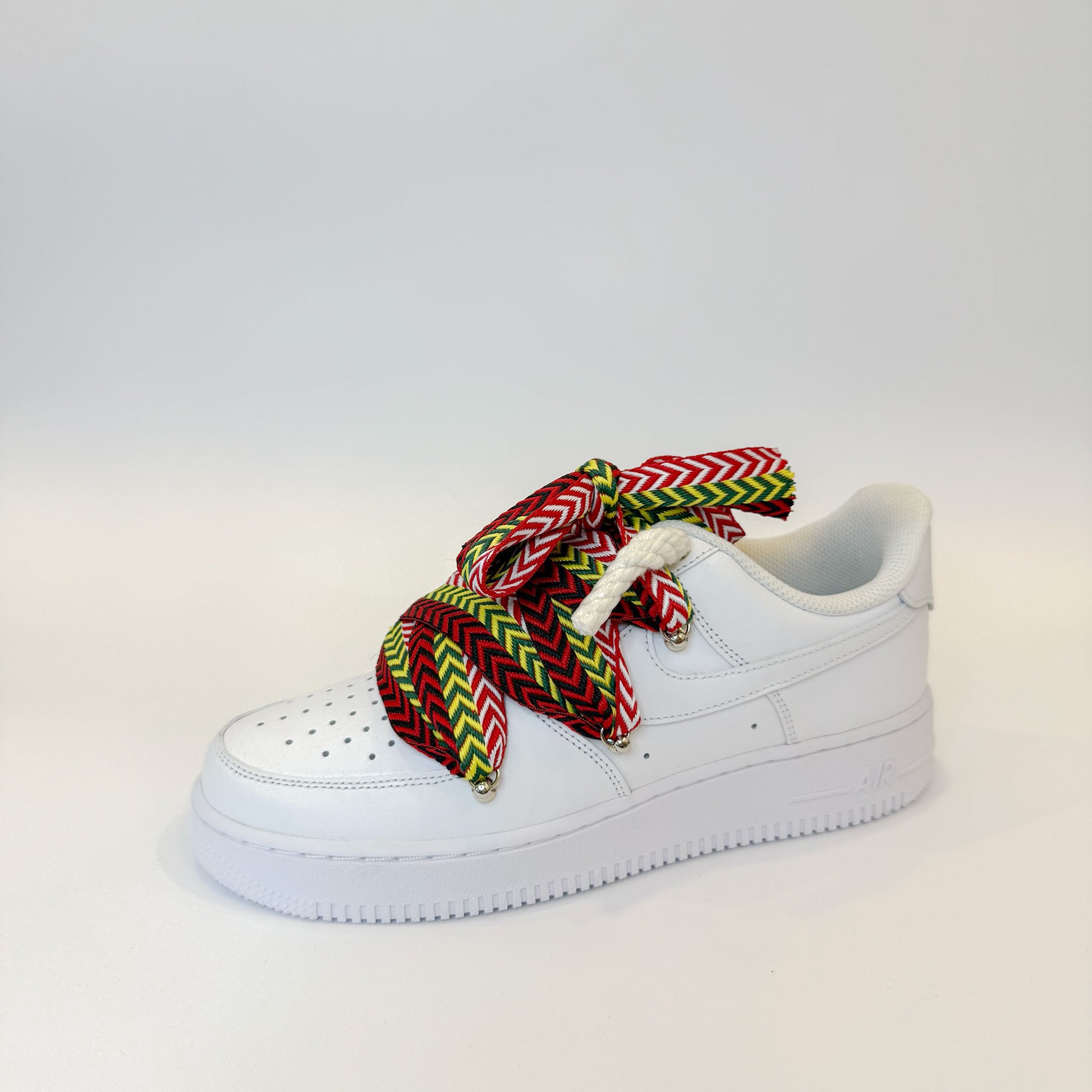 Pohľad na Nike Air Force 1 White Lanvin Rope Laces Multicolor – čistý biely kožený povrch s farebnými doplnkami.