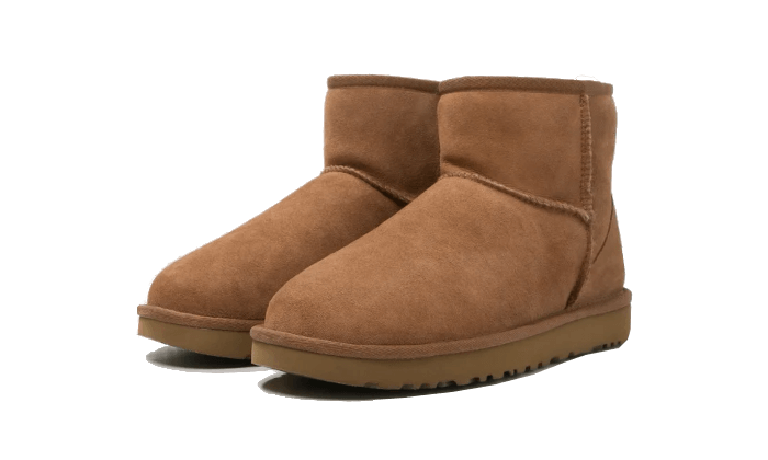 UGG Classic Mini II Boot Chestnut – šikmý pohľad zvýrazňujúci kompaktný tvar, mäkký semišový zvršok a čistý dizajn modelu Classic Mini II.