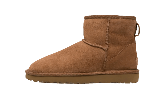 UGG Classic Mini II Boot Chestnut – bočný pohľad na ikonické členkové čižmy z hnedého semišu v nadčasovej farbe Chestnut s nízkym strihom.