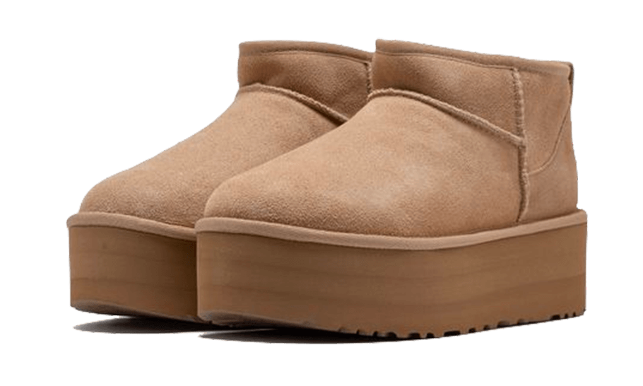 UGG Classic Ultra Mini Platform Boot Sand – bočný pohľad na semišové ultra mini platformové čižmy v svetlom pieskovom odtieni Sand.