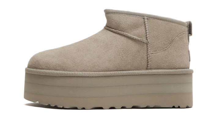UGG Classic Ultra Mini Platform Boot Goat – bočný pohľad na semišové ultra mini platformové čižmy v svetlom béžovo-sivom odtieni Goat.