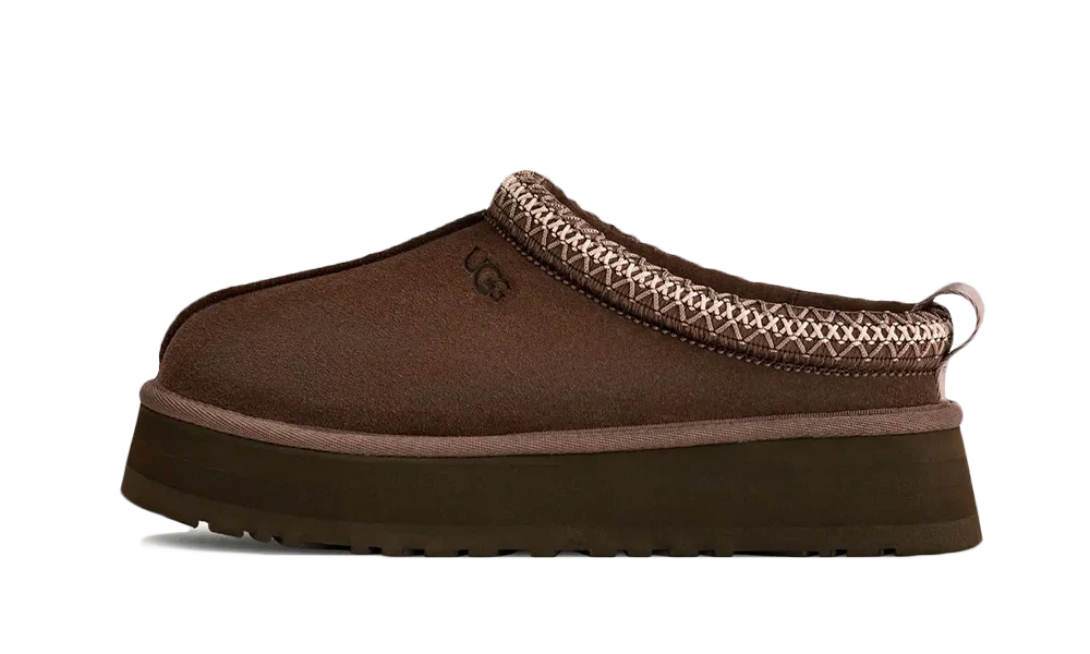 UGG Tazz Slipper Molasses – bočný pohľad na papuče v tmavohnedom odtieni Molasses so semišovým zvrškom a výrazným lemom.