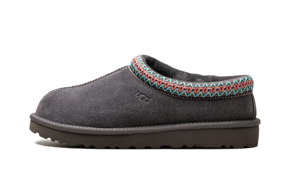 UGG Tasman Slipper Dark Grey Multi – bočný pohľad na papuče v tmavosivom odtieni Dark Grey s viacfarebným (multi) Tasman lemom.