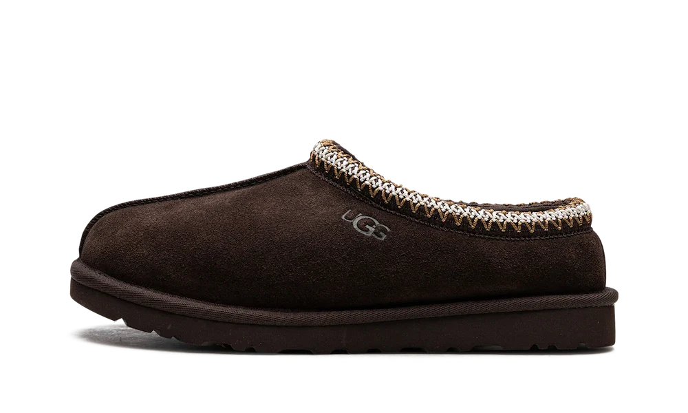 UGG Tasman Slipper Dusted Cocoa – bočný pohľad na papuče v tmavohnedom odtieni Dusted Cocoa so semišovým zvrškom a ikonickým Tasman lemom.