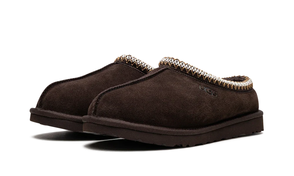 UGG Tasman Slipper Dusted Cocoa – pohľad na tvar papuče, mäkké polstrovanie a klasický Tasman dizajn.