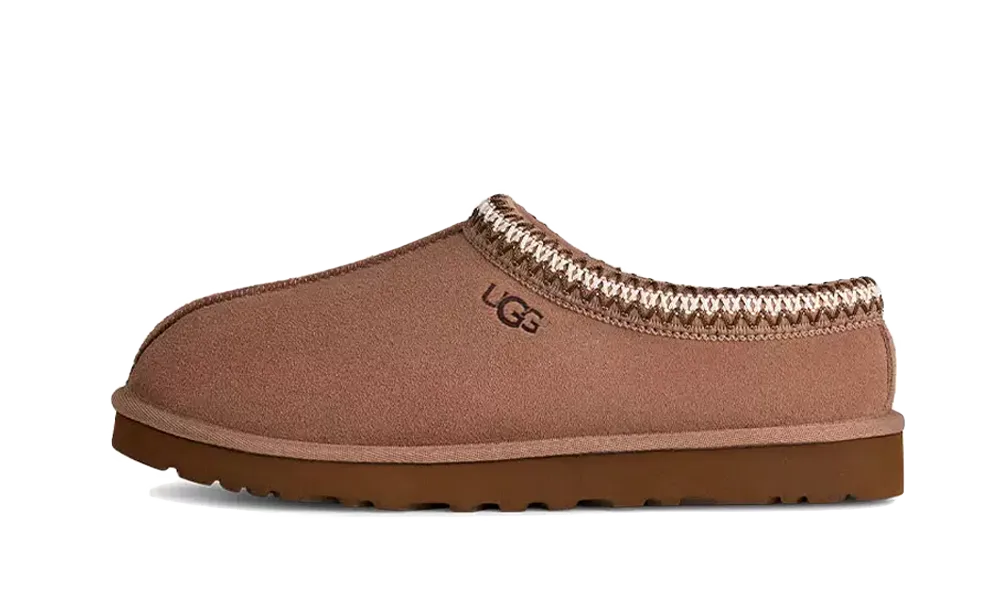 UGG Tasman Slipper Rocky Oak – bočný pohľad na papuče v prírodnom hnedom odtieni Rocky Oak so semišovým zvrškom a ikonickým lemom.