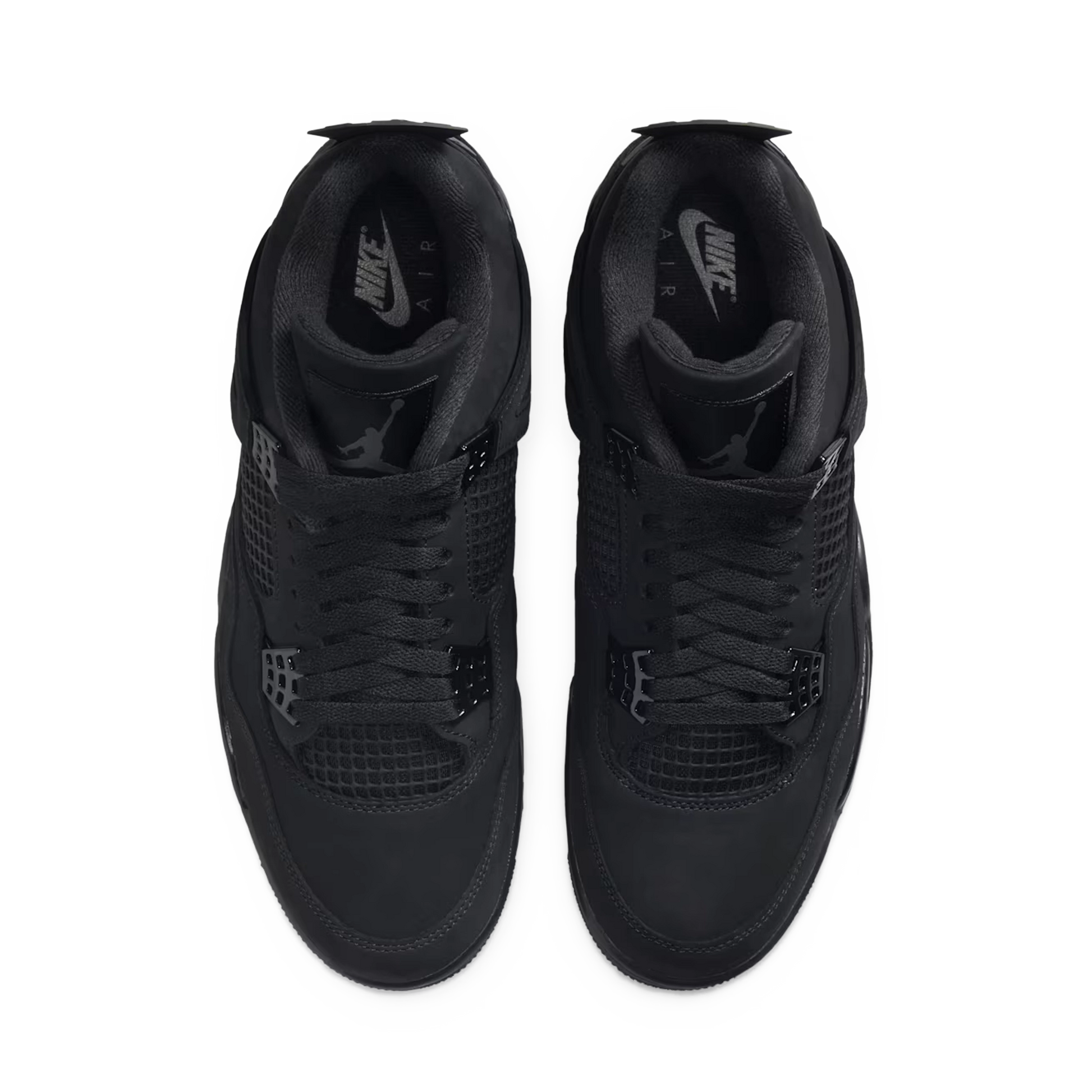 Air Jordan 4 Retro Black Cat 2025 – horný pohľad na all-black nubukové detaily a šnurovanie