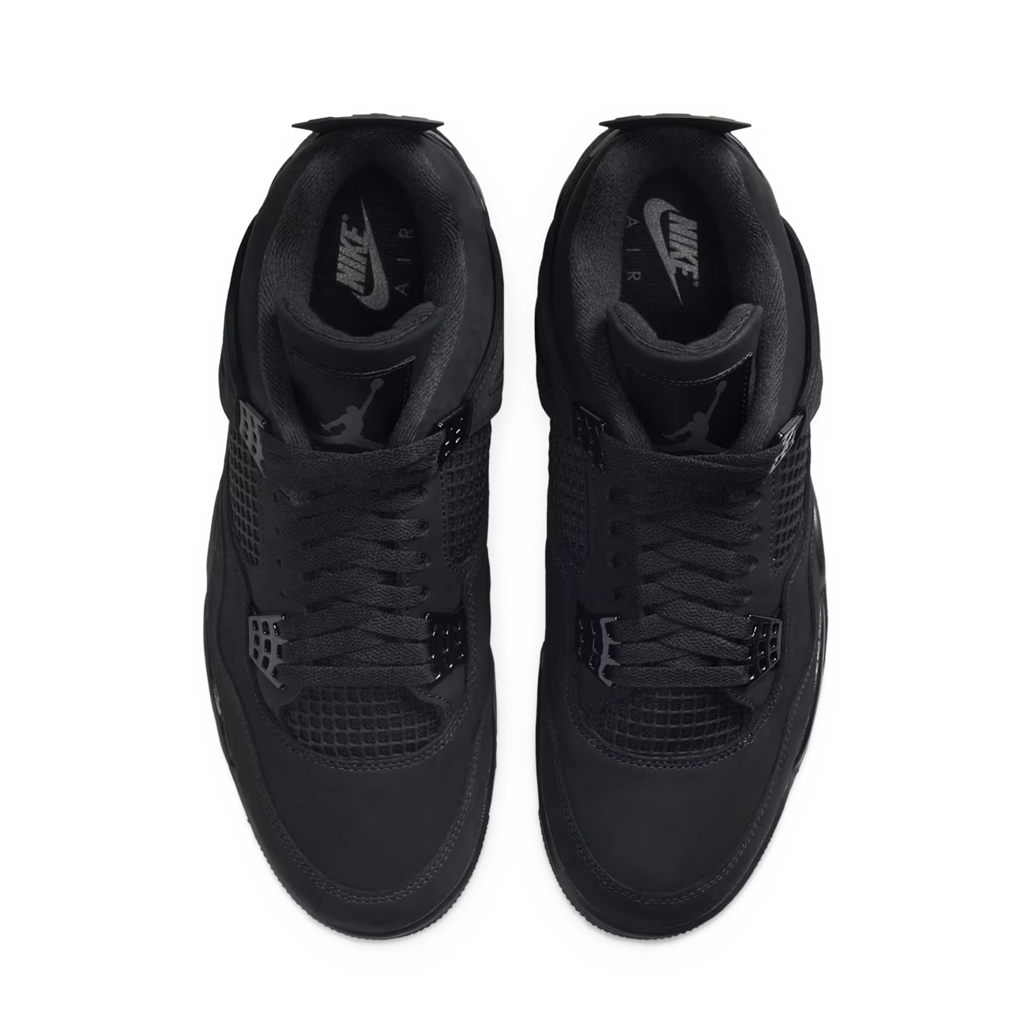 Air Jordan 4 Retro Black Cat 2025 – horný pohľad na all-black nubukové detaily a šnurovanie