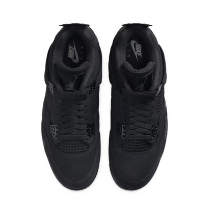 Air Jordan 4 Retro Black Cat 2025 – horný pohľad na all-black nubukové detaily a šnurovanie