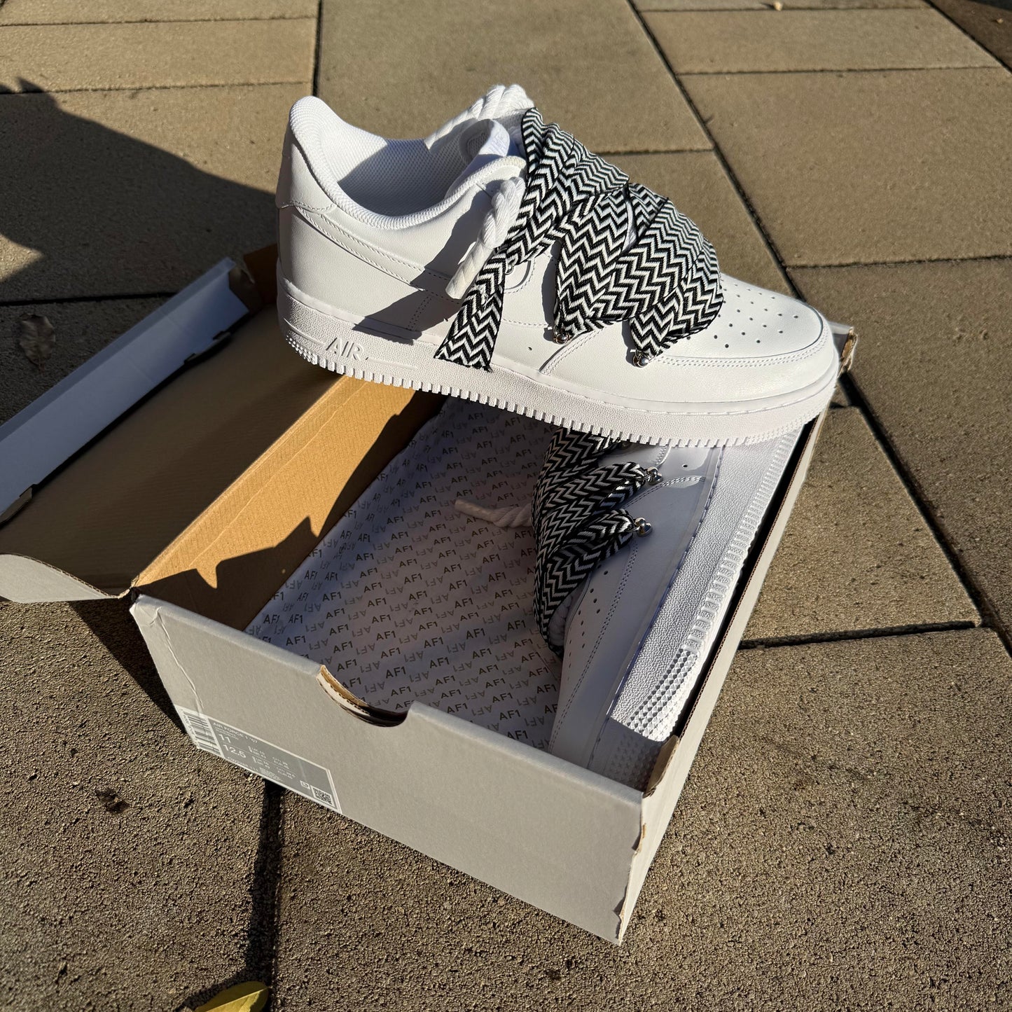 Custom Nike Air Force 1 Low White Lanvin Rope Laces White/Black – Biele tenisky doplnené o ikonické lanvin šnúry a s ikonickým logom Swoosh pohľad z uhla