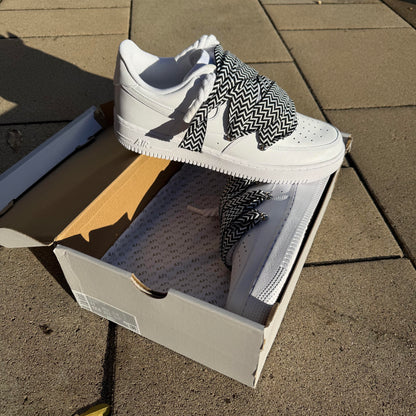 Custom Nike Air Force 1 Low White Lanvin Rope Laces White/Black – Biele tenisky doplnené o ikonické lanvin šnúry a s ikonickým logom Swoosh pohľad z uhla