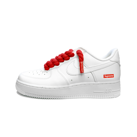 Custom Nike Air Force 1 Low Supreme White – biele tenisky s červenými rope šnúrkami a ikonickým logom Swoosh.