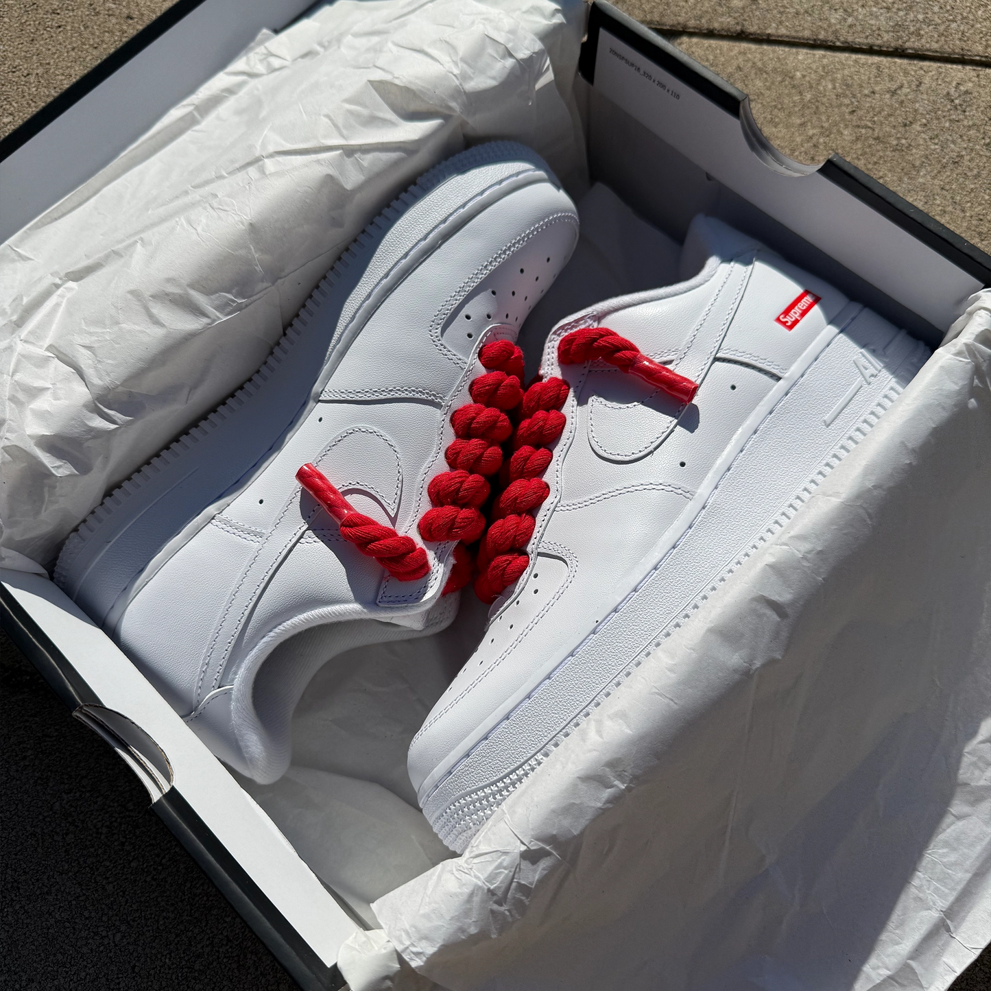 Nike Air Force 1 Low Supreme White – Red Rope Laces zhora – kontrast bieleho zvršku a červených šnúrok.