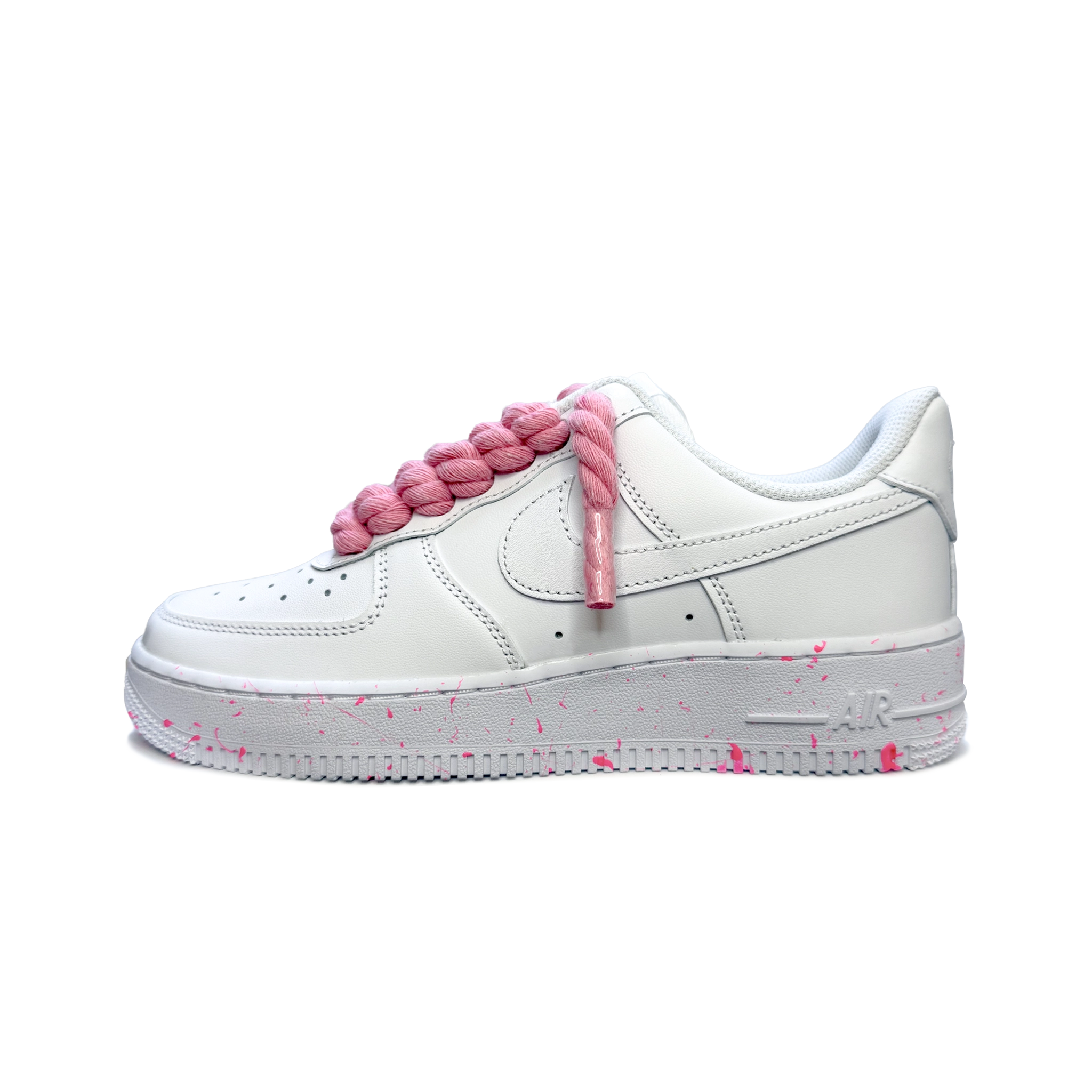 Custom Nike Air Force 1 Low White – biele tenisky s ružovými rope šnúrkami a ružovými “paint splatter” detailmi s glow efektom