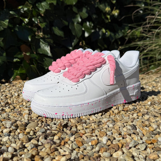 Pár custom Nike Air Force 1 Low White – Pink Rope Laces Glow – ručne upravené biele tenisky s ružovými akcentmi a svietiacimi detailmi