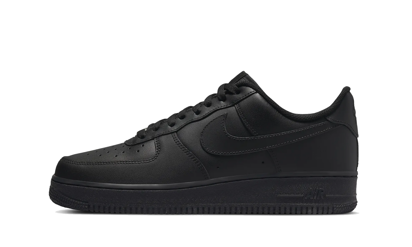 Čierne tenisky Nike Air Force 1 Low '07 Triple Black – bočný profil s ikonickým logom Swoosh a koženým zvrškom