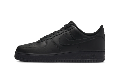 Čierne tenisky Nike Air Force 1 Low '07 Triple Black – bočný profil s ikonickým logom Swoosh a koženým zvrškom