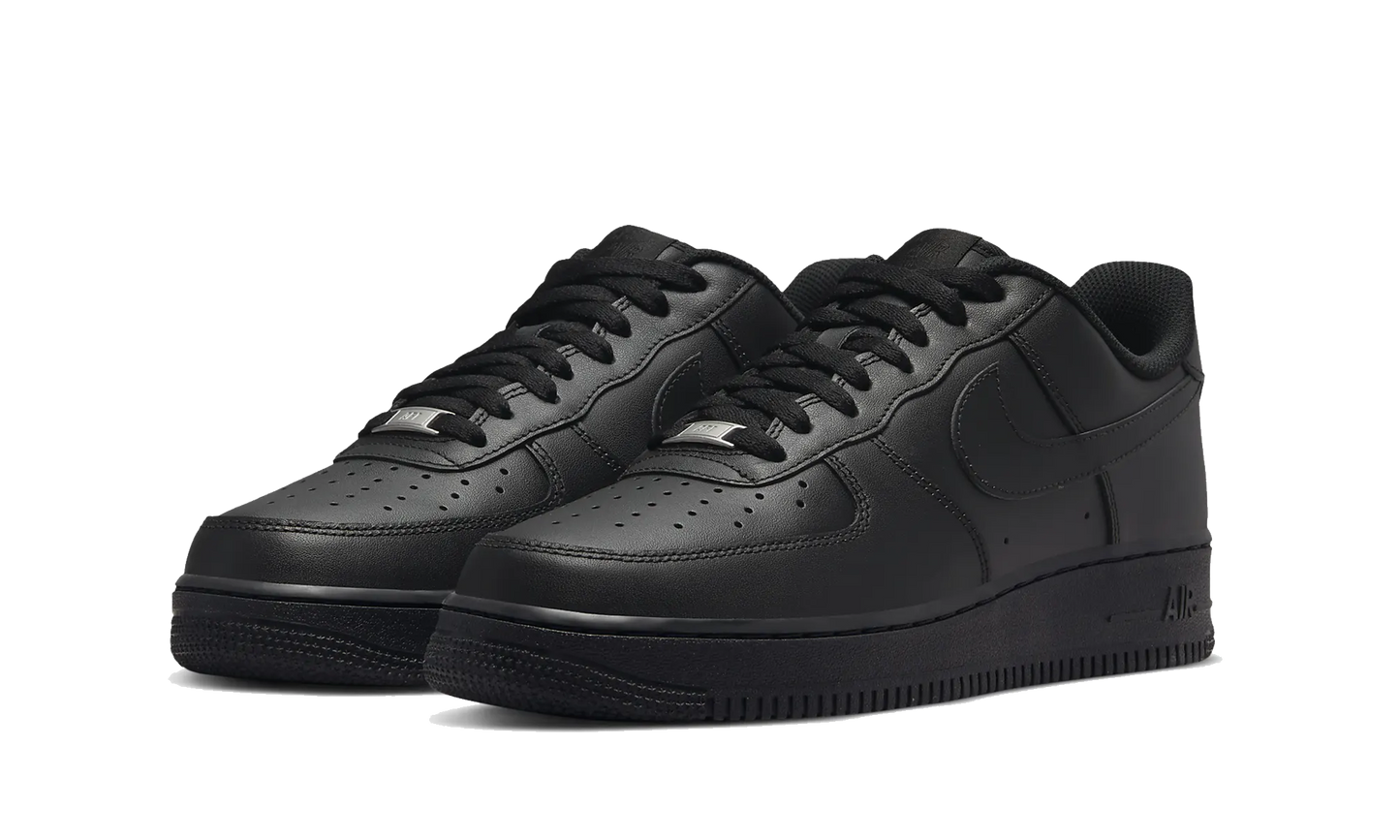 Pár čiernych tenisiek Nike Air Force 1 Low '07 Triple Black – klasický monochromatický dizajn s gumovou podrážkou