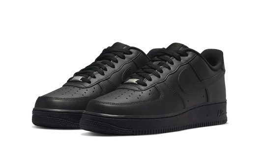 Pár čiernych tenisiek Nike Air Force 1 Low '07 Triple Black – klasický monochromatický dizajn s gumovou podrážkou