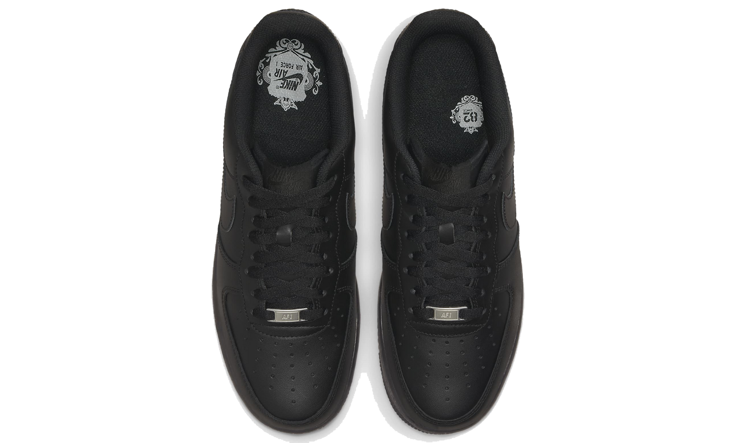 Nike Air Force 1 Low '07 Triple Black zhora – čistý čierny vzhľad, perforovaná špička a detailné šnurovanie