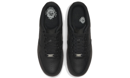 Nike Air Force 1 Low '07 Triple Black zhora – čistý čierny vzhľad, perforovaná špička a detailné šnurovanie