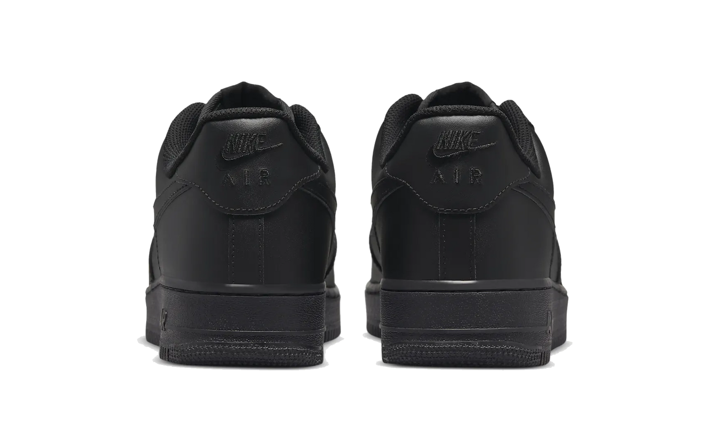 Zadný pohľad na Nike Air Force 1 Low '07 Triple Black – logo Nike Air na päte a minimalistický čierny dizajn