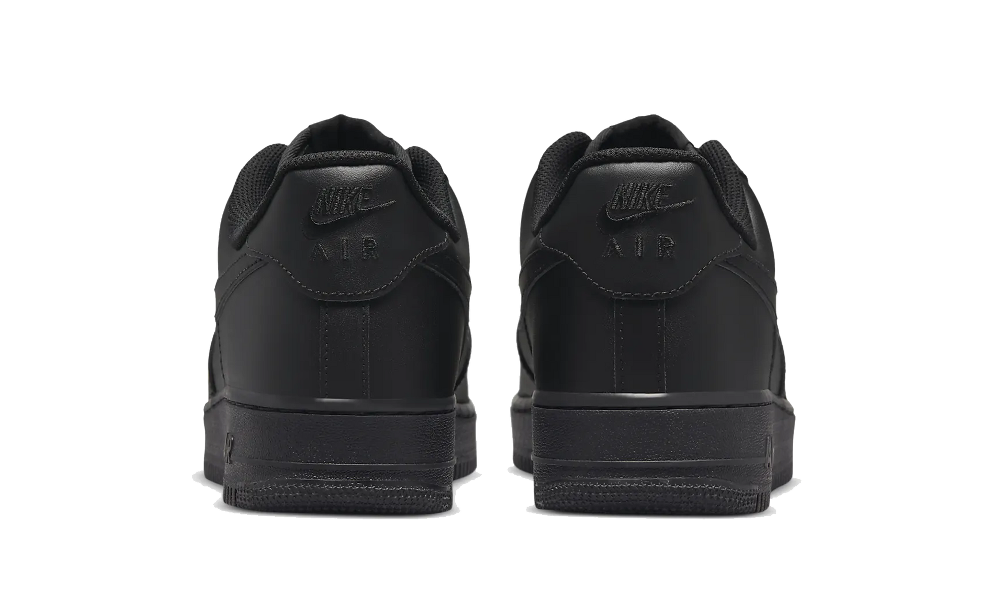 Zadný pohľad na Nike Air Force 1 Low '07 Triple Black – logo Nike Air na päte a minimalistický čierny dizajn