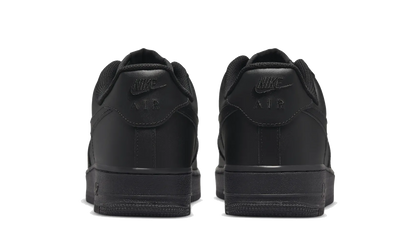 Zadný pohľad na Nike Air Force 1 Low '07 Triple Black – logo Nike Air na päte a minimalistický čierny dizajn