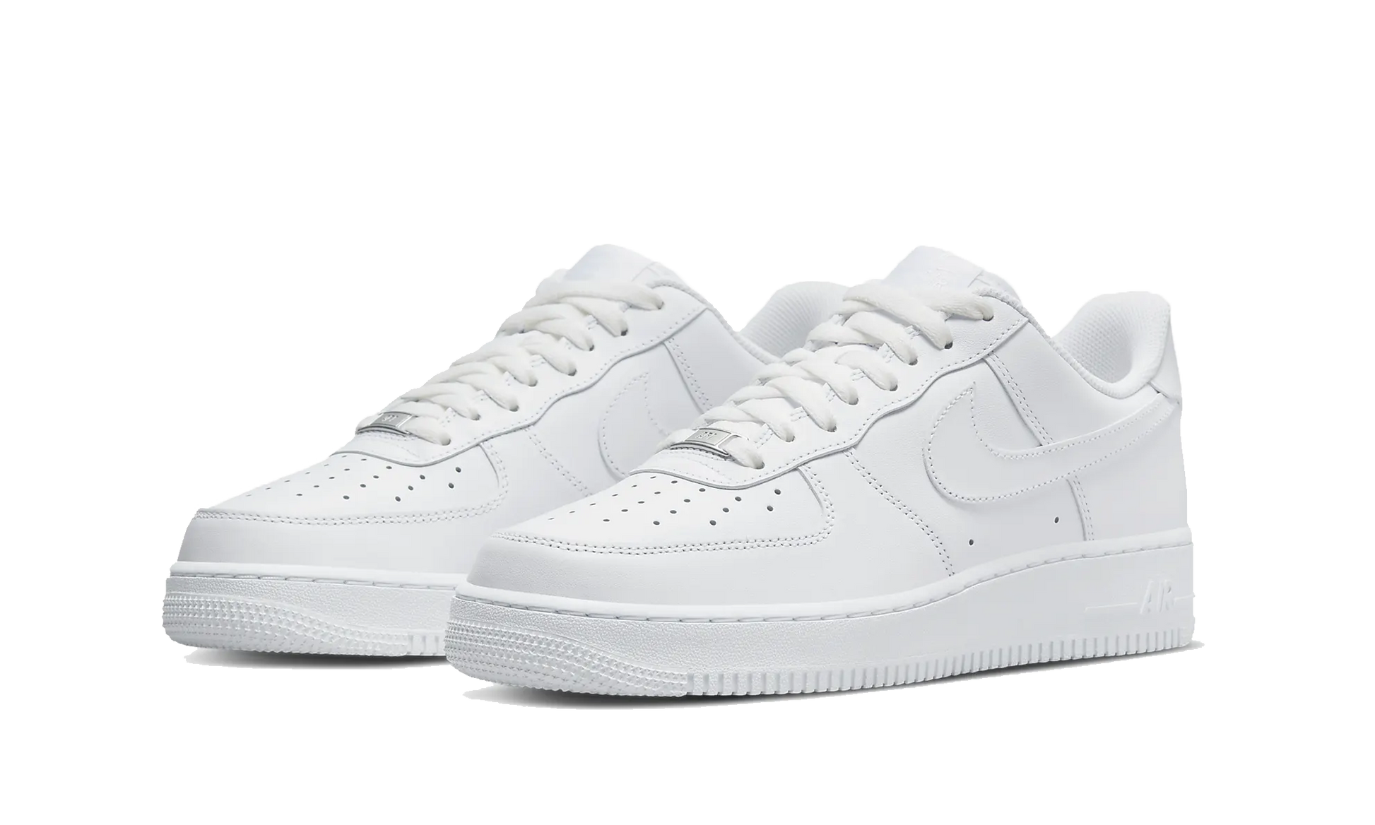 Pár bielych tenisiek Nike Air Force 1 Low '07 White – klasický „Triple White“ dizajn s čistou siluetou a gumovou podrážkou