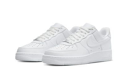 Pár bielych tenisiek Nike Air Force 1 Low '07 White – klasický „Triple White“ dizajn s čistou siluetou a gumovou podrážkou