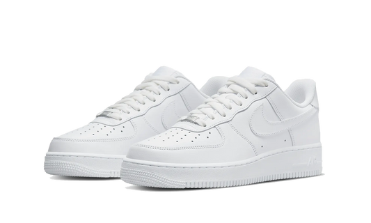 Pár bielych tenisiek Nike Air Force 1 Low '07 White – klasický „Triple White“ dizajn s čistou siluetou a gumovou podrážkou