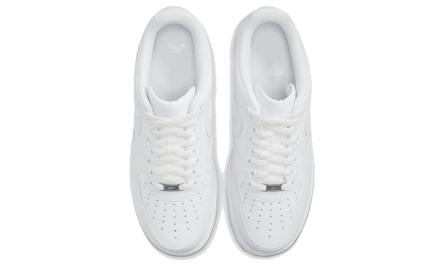 Nike Air Force 1 Low '07 White zhora – minimalistický biely vzhľad, perforovaná špička a detailné šnurovanie.
