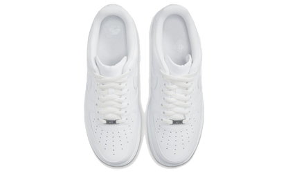 Nike Air Force 1 Low '07 White zhora – minimalistický biely vzhľad, perforovaná špička a detailné šnurovanie.