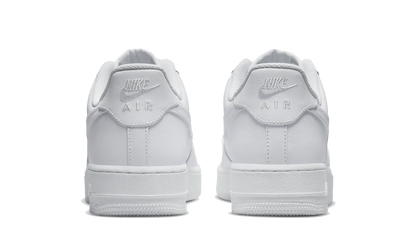 Zadný pohľad na Nike Air Force 1 Low '07 White – logo Nike Air na päte a čistý biely kožený dizajn.
