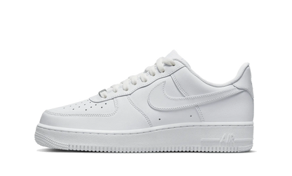 Biele tenisky Nike Air Force 1 Low '07 White – detail bočného profilu s ikonickým Swoosh logom a koženým zvrškom