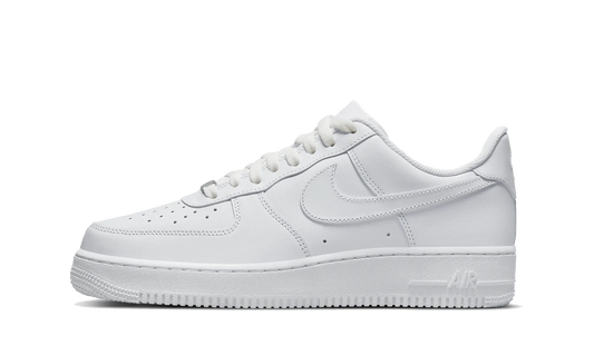 Biele tenisky Nike Air Force 1 Low '07 White – detail bočného profilu s ikonickým Swoosh logom a koženým zvrškom