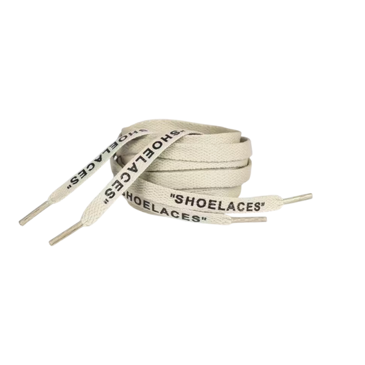 Off-White Flat Laces Cream – krémové ploché šnúrky s čiernym nápisom "SHOELACES", elegantný doplnok pre Nike Air Force 1 a custom sneakers.