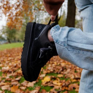 Detail tenisky UGG Lowmel Black v ruke – prémiové materiály, precízne spracovanie a moderný vzhľad.