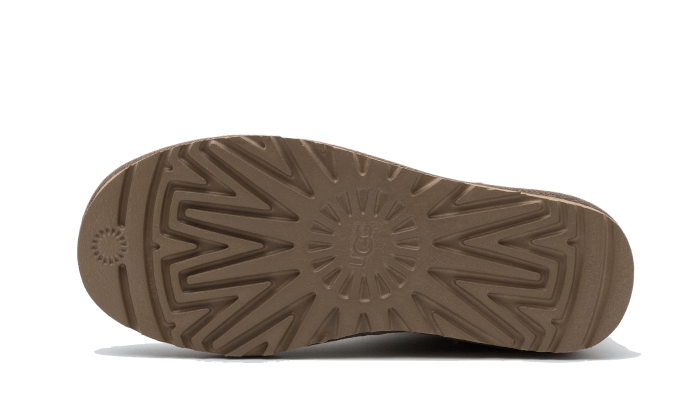 UGG Classic Mini II Boot Caribou – detail podrážky s protišmykovým vzorom pre stabilitu a pohodlie pri každodennom nosení.
