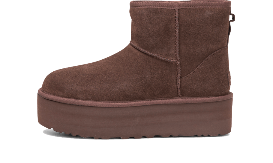 UGG Classic Mini Platform Boot Burnt Cedar – bočný pohľad na semišové členkové čižmy v tmavohnedom odtieni Burnt Cedar so zvýšenou platformovou podrážkou.