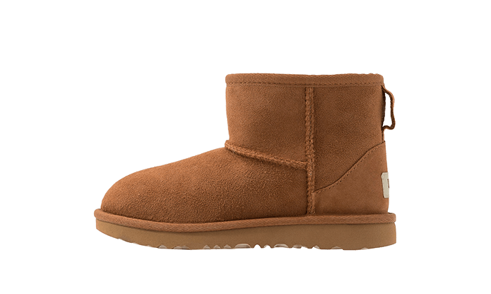 UGG Classic Mini II Chestnut (Enfant) – bočný pohľad na detské členkové čižmy z hnedého semišu v ikonickej farbe Chestnut s nízkym strihom.