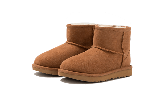 UGG Classic Mini II Chestnut (Enfant) – šikmý pohľad zvýrazňujúci kompaktný tvar, mäkký semišový zvršok a jednoduchý dizajn vhodný pre deti.